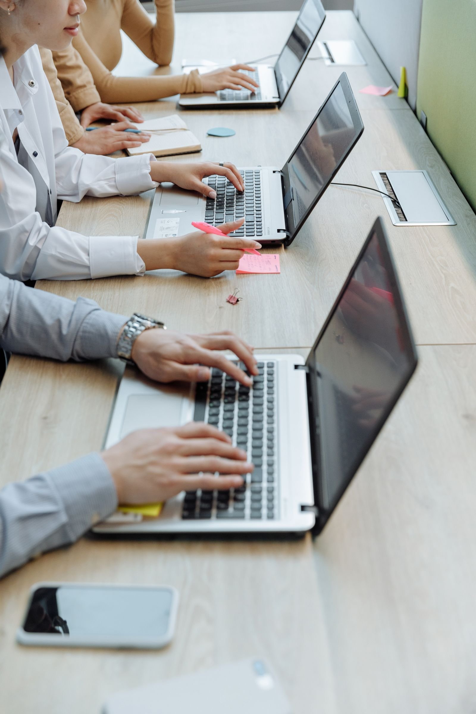 Agents IA vs automatisation : équipe comparant des workflows sur des ordinateurs portables