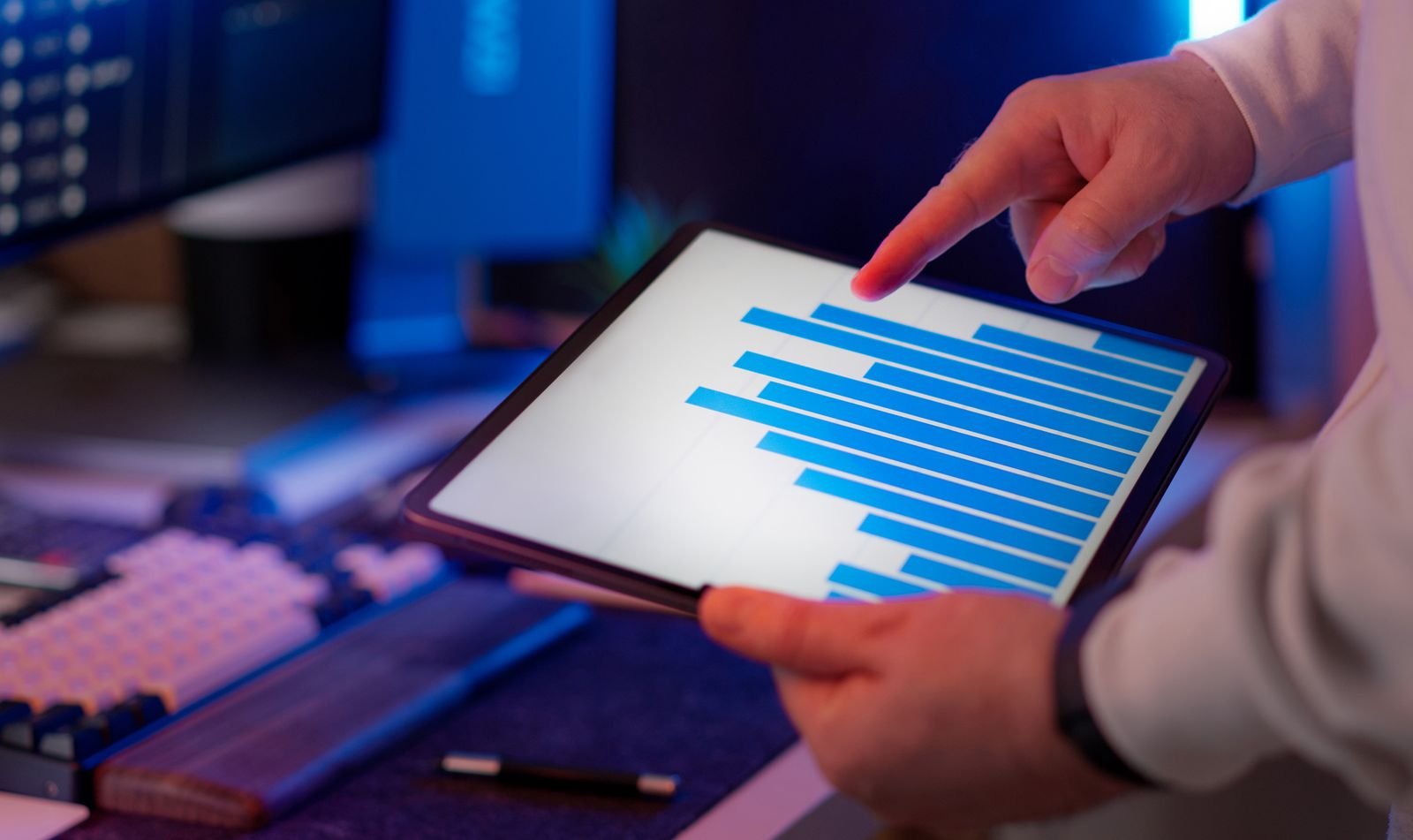 Tendances marketing IA 2026 : analyse de données de performance marketing sur une tablette